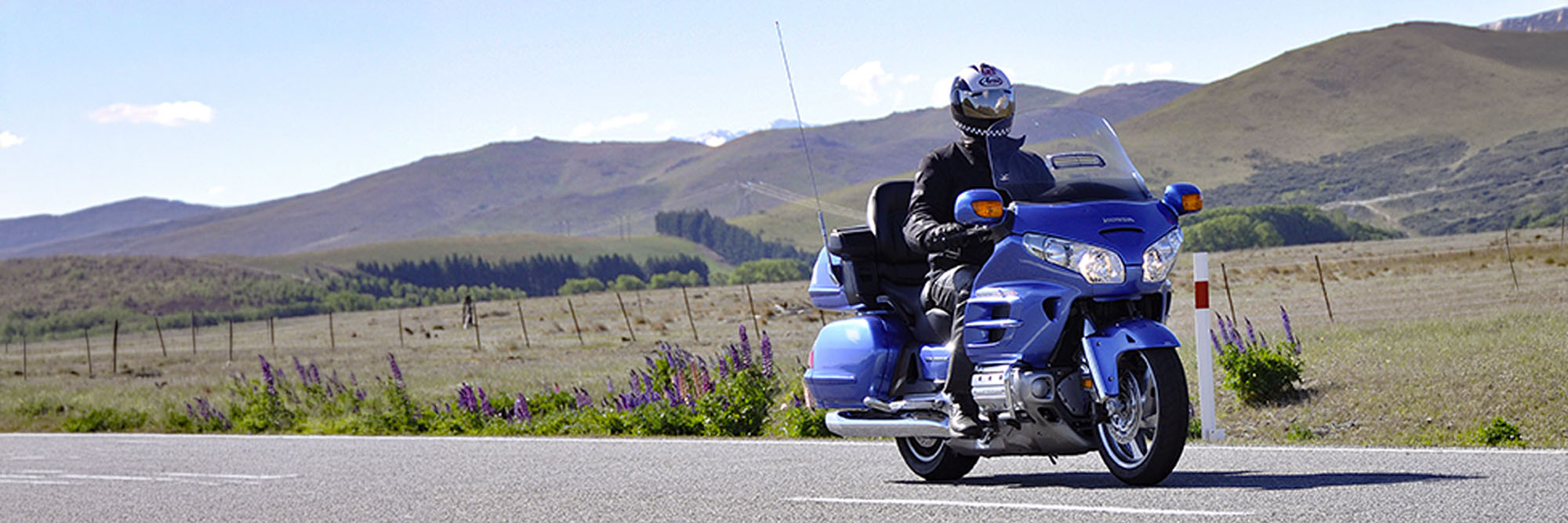 Lake Pukaki and Aoraki Mount Cook on the Burt Munro Challenge tour
