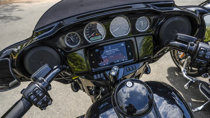 2020 Harley-Davidson Street Glide display layout